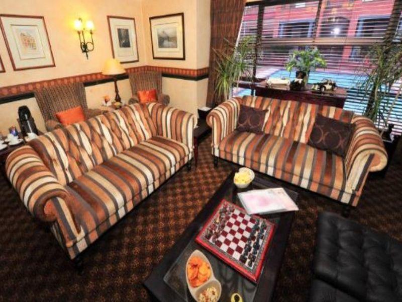 Courtyard Rosebank Hotel 4*