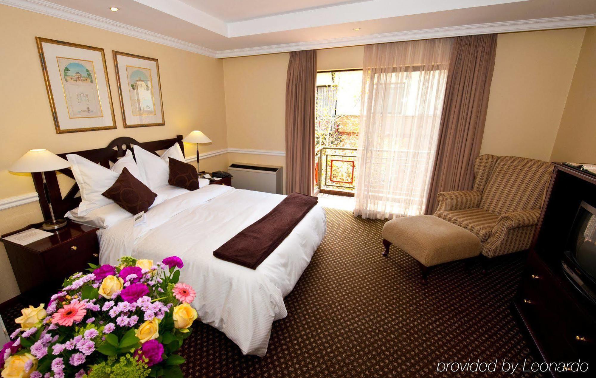Courtyard Rosebank Hotel 4*