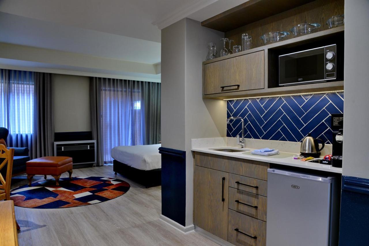 Courtyard Rosebank 4*