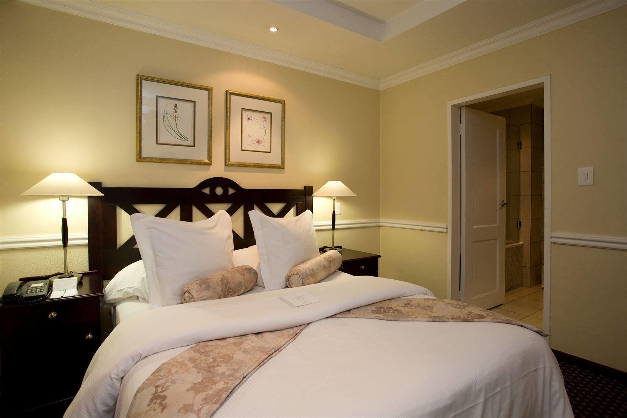 Courtyard Rosebank Hotel 4*